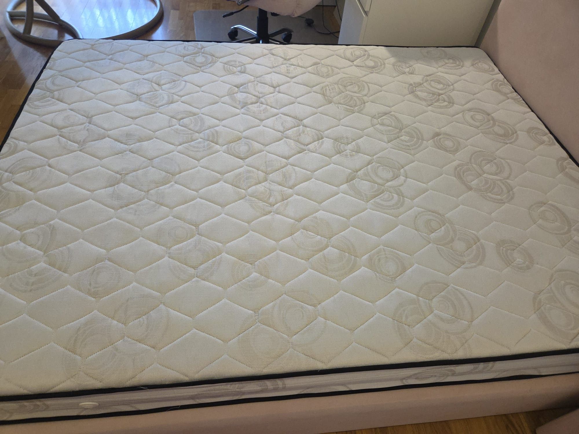 Cama, mesa de cabeceira e cadeira em veludo rosa
