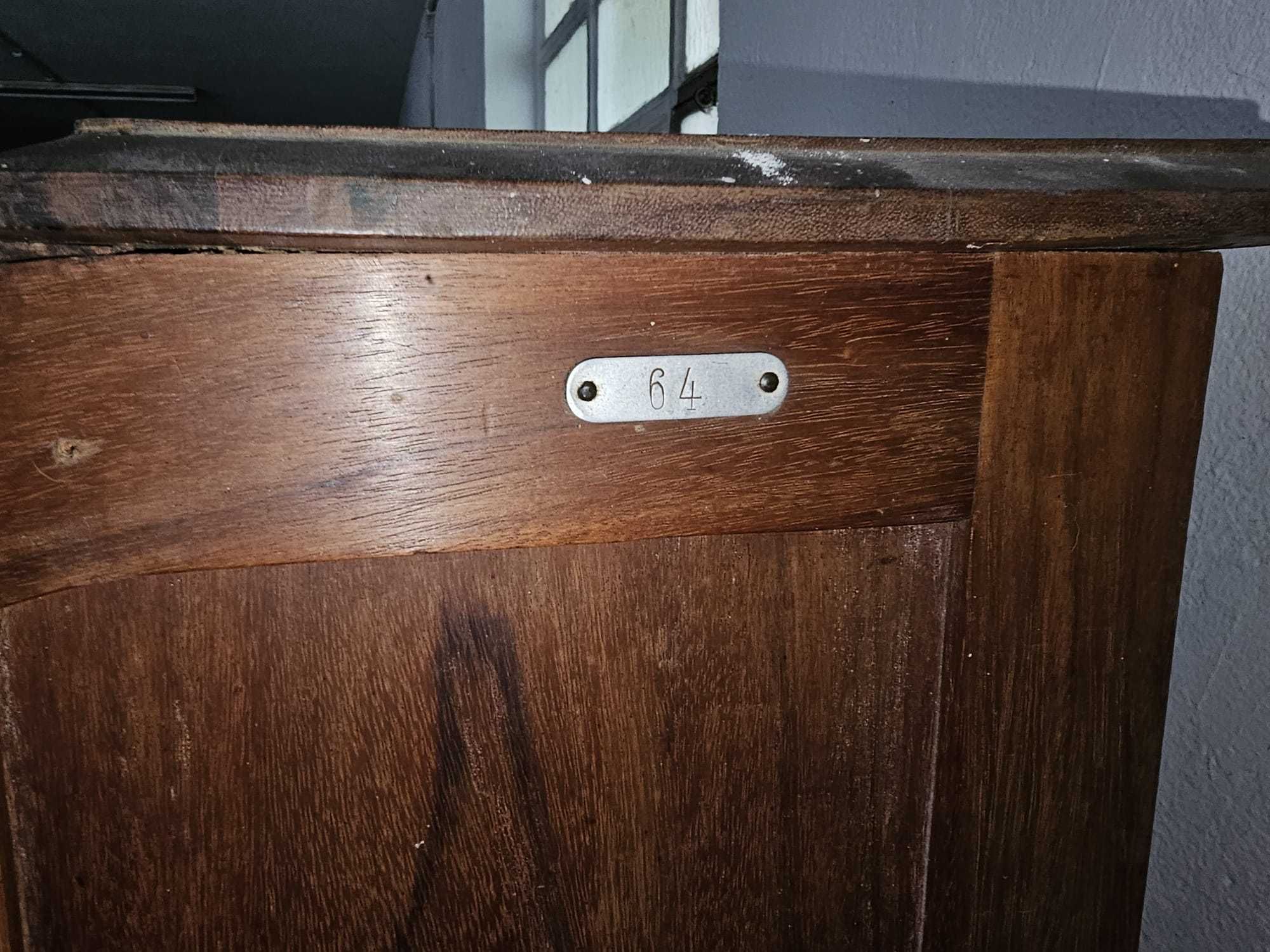 Secretaria antiga com persiana para fechar