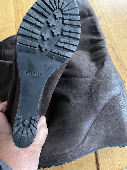 Продам жіночі 4 пари чоботи ( сапоги) Prada б/у натур. шкіра Італія