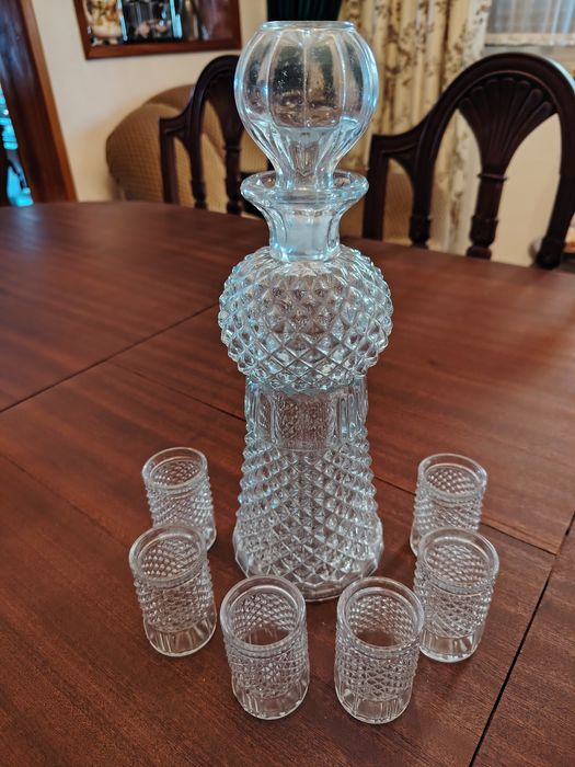 Garrafa de Vidro para Licores e 6 Copos