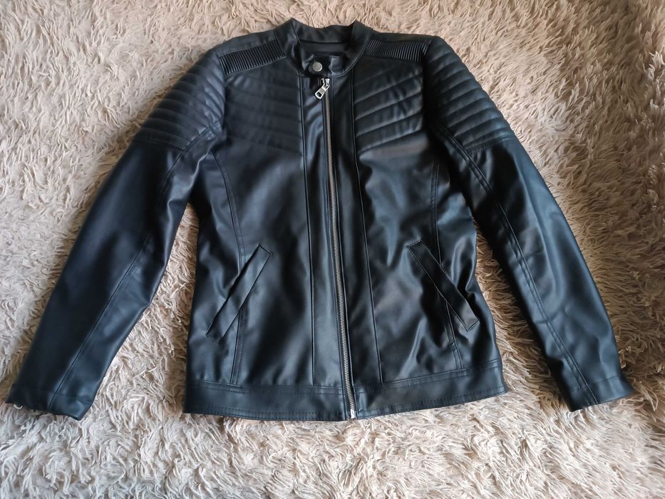 Чоловіча чорна шкіряна ( дуже якісний замінник) куртка