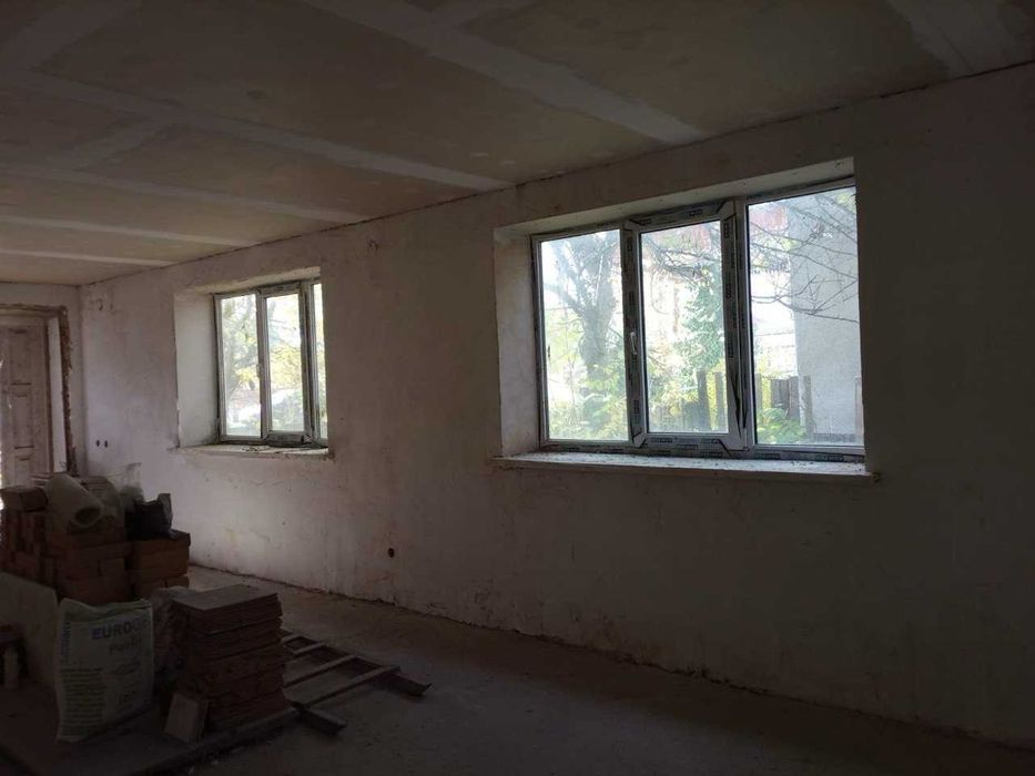 половина будинку в центрі м. Хмільника,  можливо під комерцію