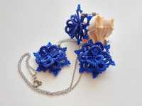 Biżuteria koronkowa - wisiorek i kolczyki róże chabrowe frywolitka