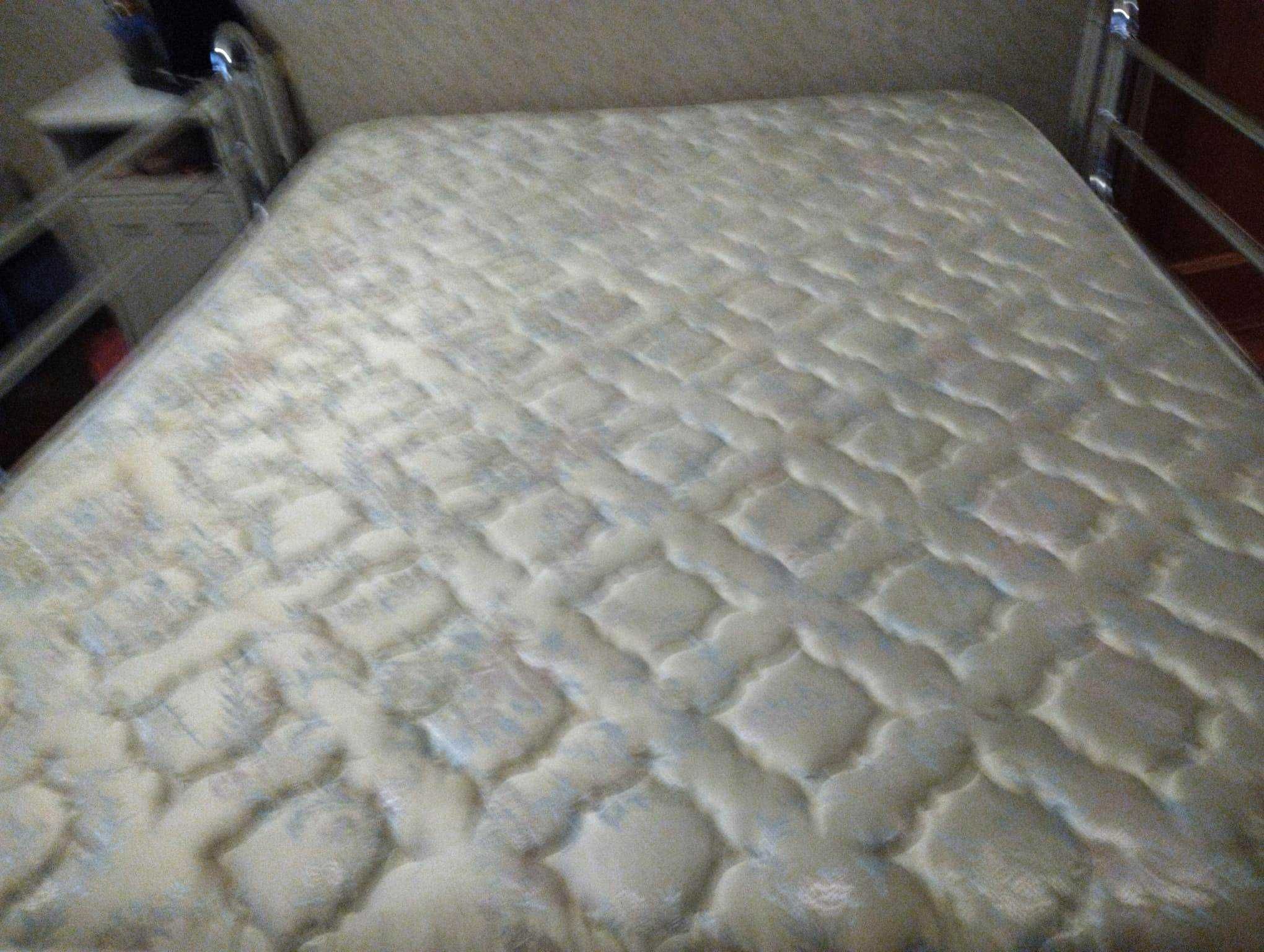 cama com estrado e colchão