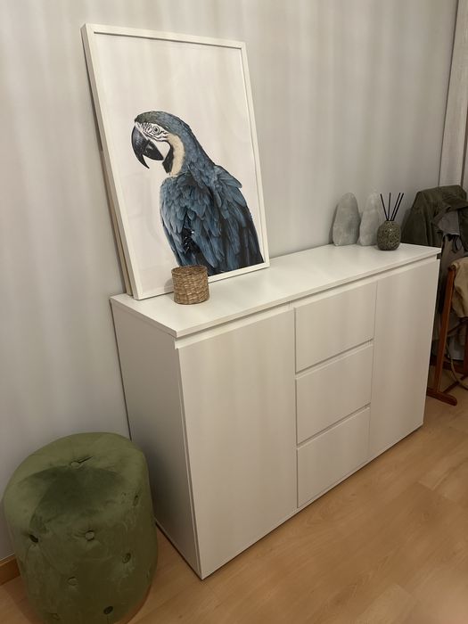 Movel branco com gavetas e prateleiras