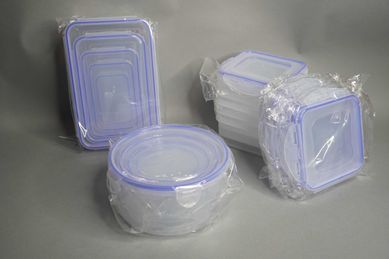 Zestaw pojemników plastikowych z pokrywkami do przechowywania żywności