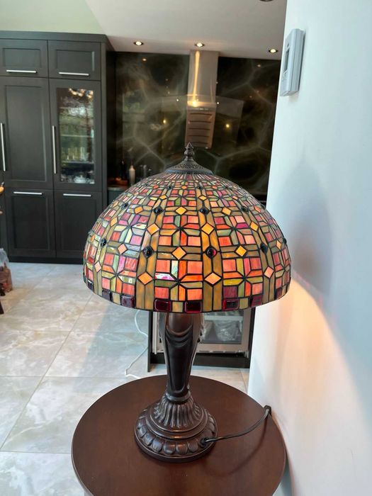 Вітражна настільна лампа.