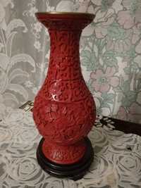 Резная ваза  на деревянной подставке