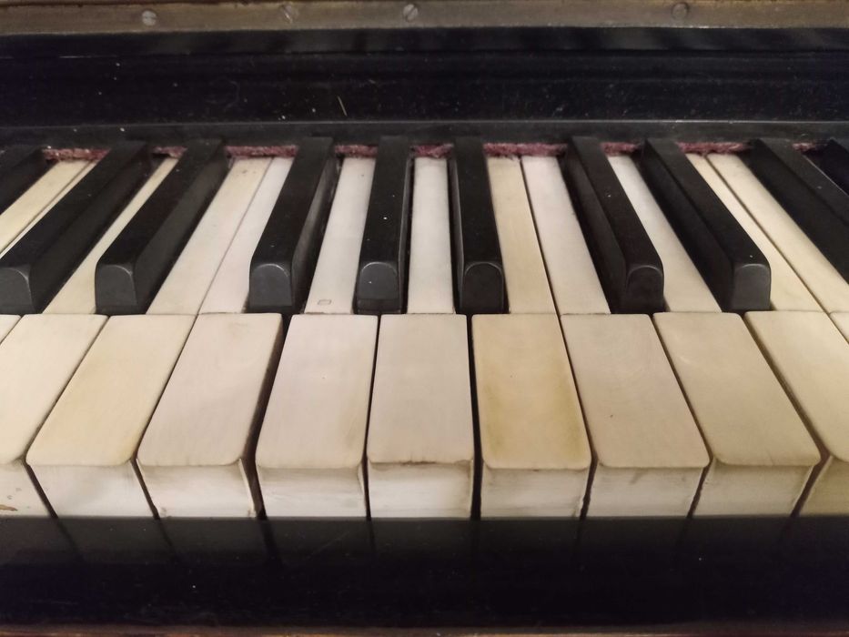 przedwojenne czarne, zabytkowe pianino Banasikowski