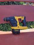Dewalt DCH213 młotowiertarka uszkodzona