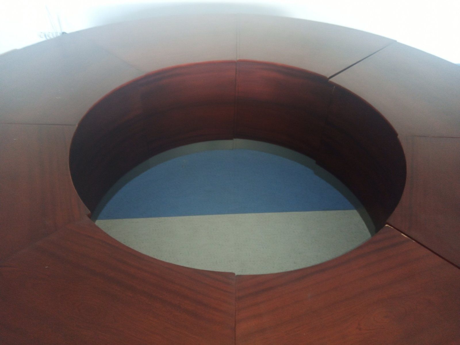 Стол для конференций из сегментов