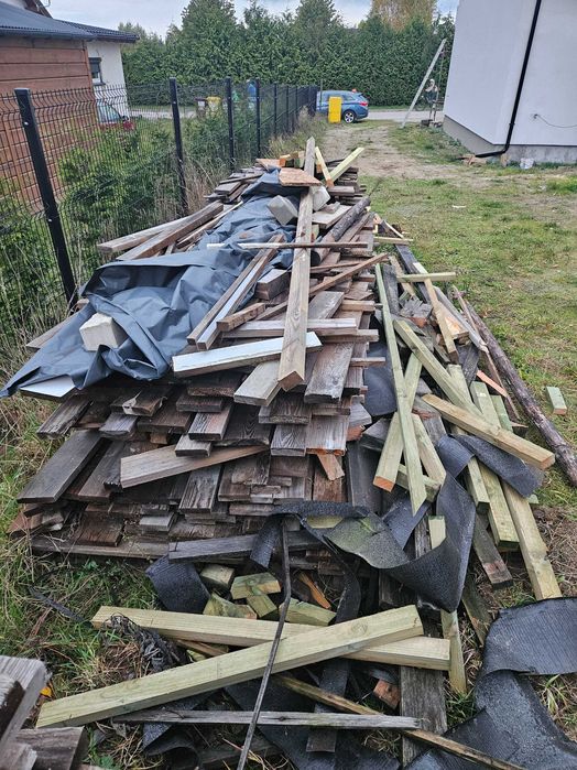 Deski, łaty i inne kawałki drewna