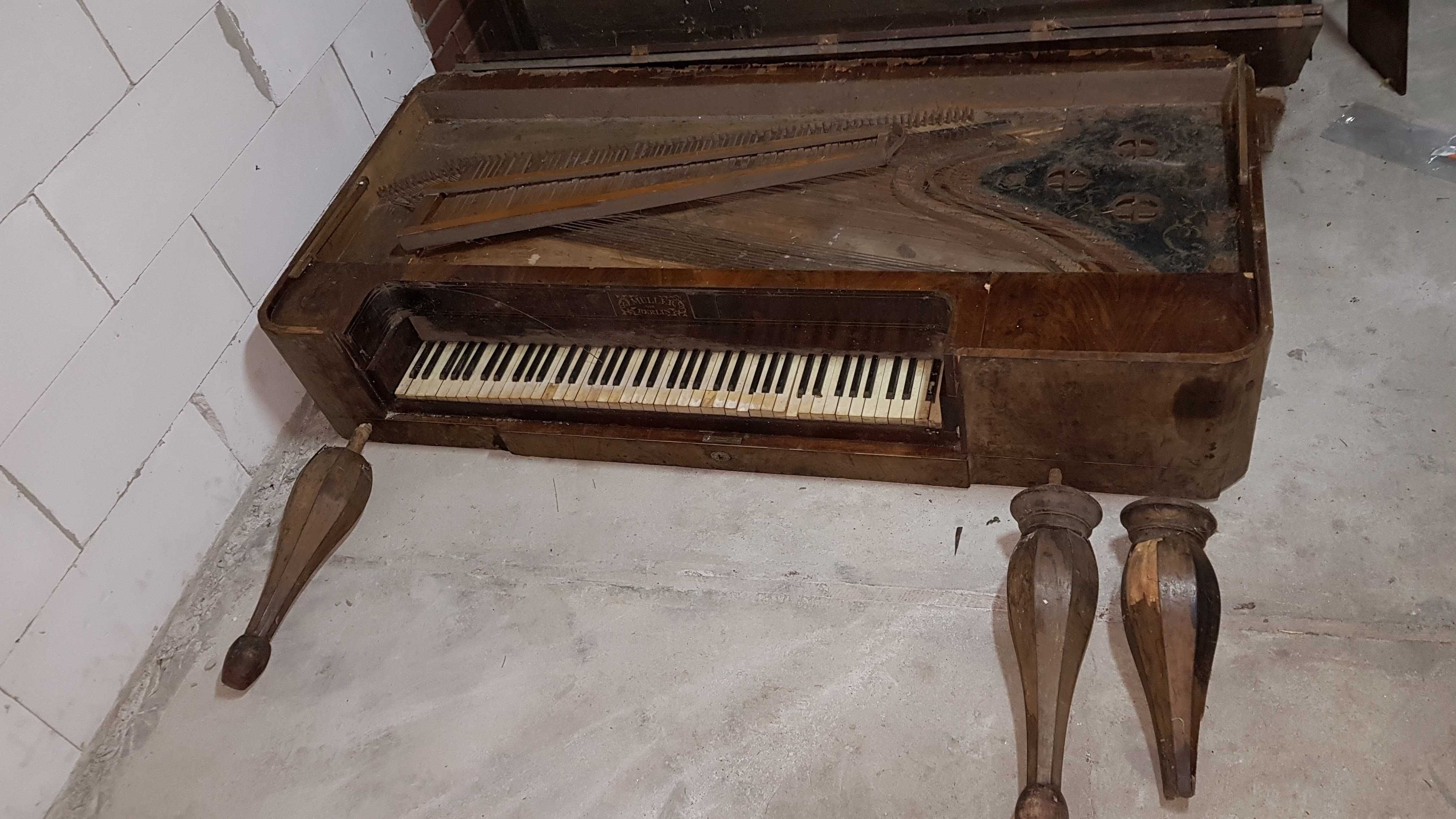 Fortepian stołowy do renowacji, klawisze oryginalne z tamtego okresu.
