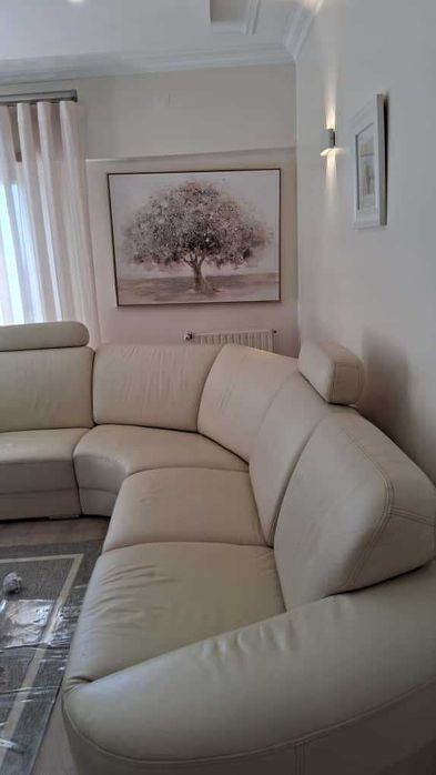 Sofá em pele,  muito charme e requinte, ótimo estado de conservação.