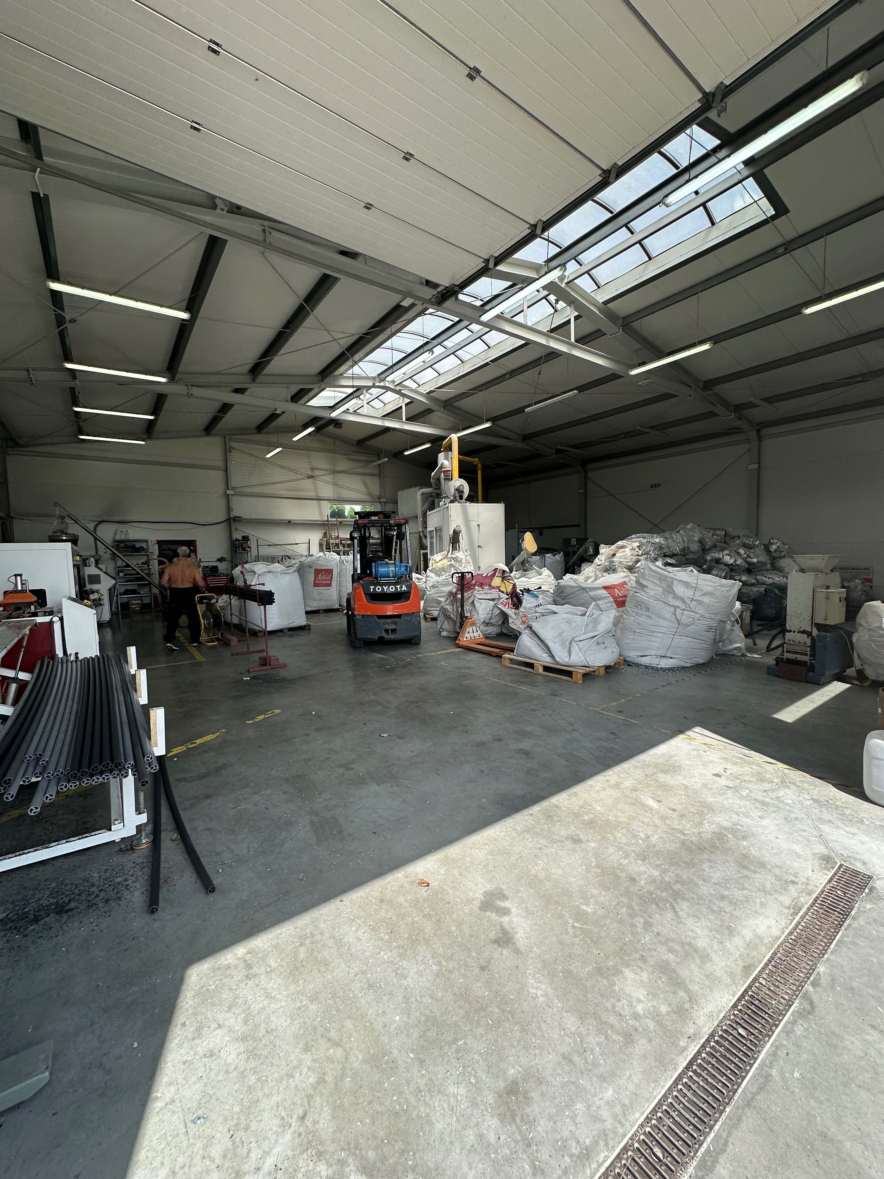 Wynajem Hala 320 m2+biura i inne 700m2 STREFA TSSE Wolne od 1.10.2025r