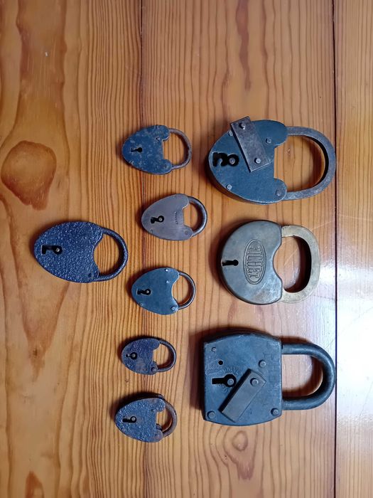 Lote de 9 cadeados antigos