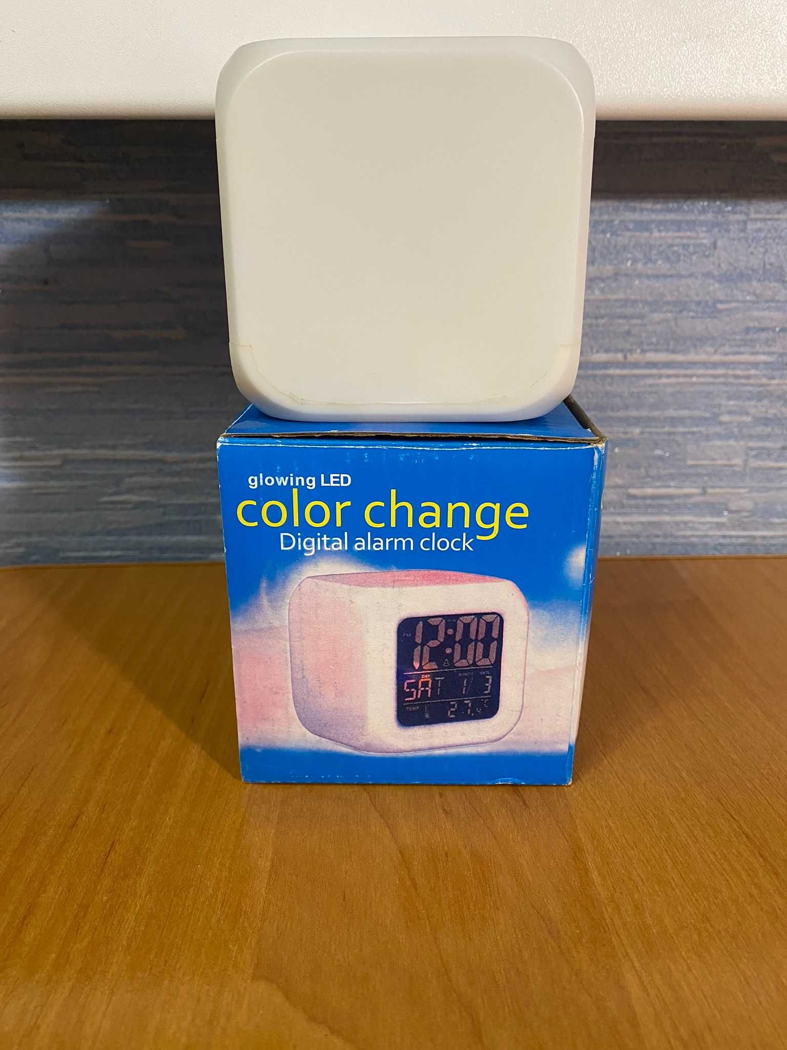 Электронные настольные часы с изменением цвета
