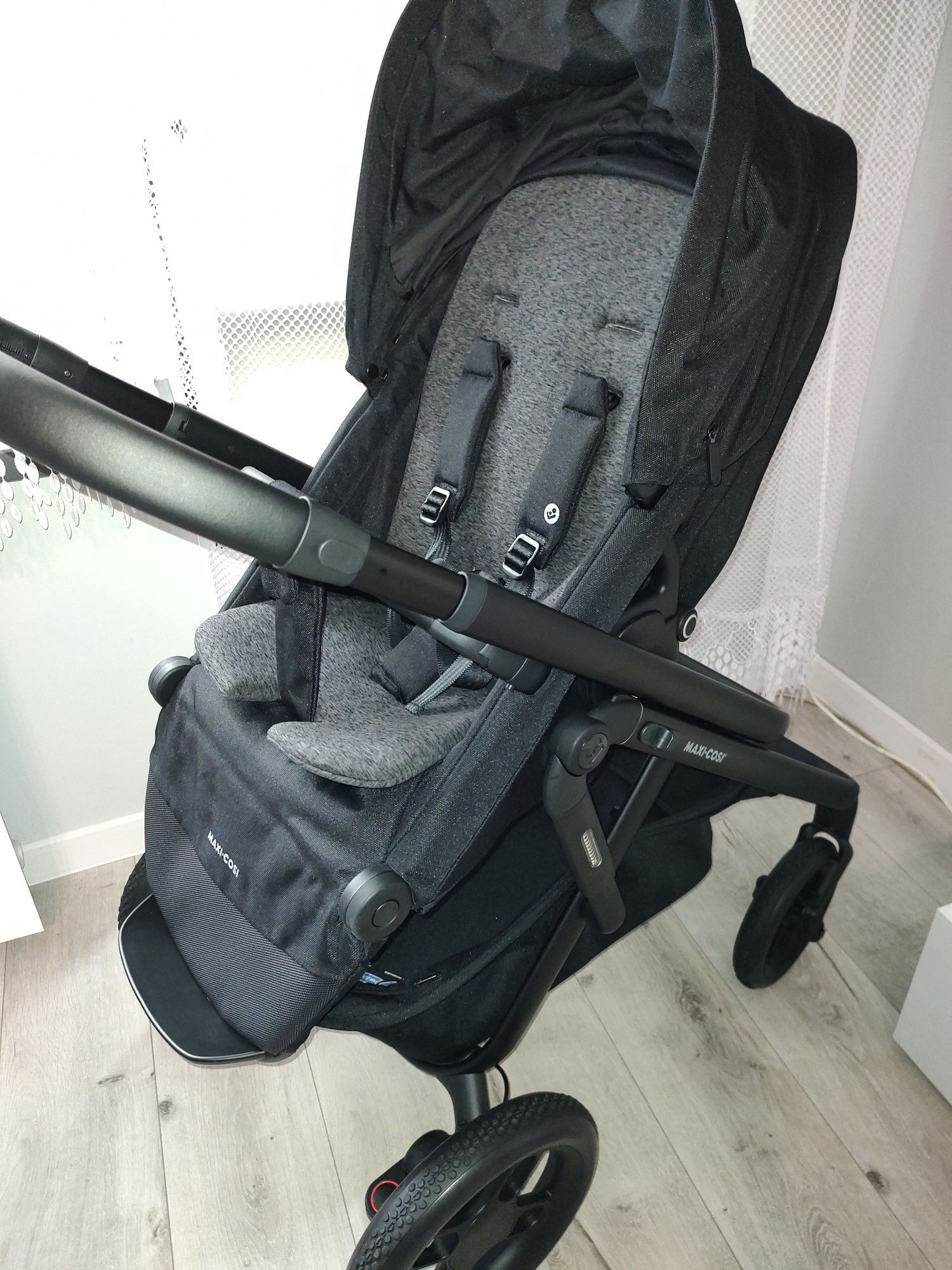 Wózek spacerowy Maxi Cosi Lila Xp + gondola Oria XXL Essential Black