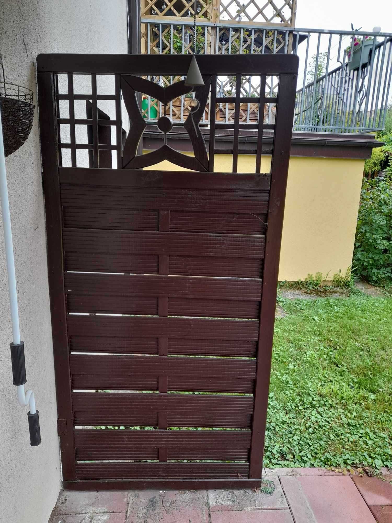 Drewniany panel zasłaniający.