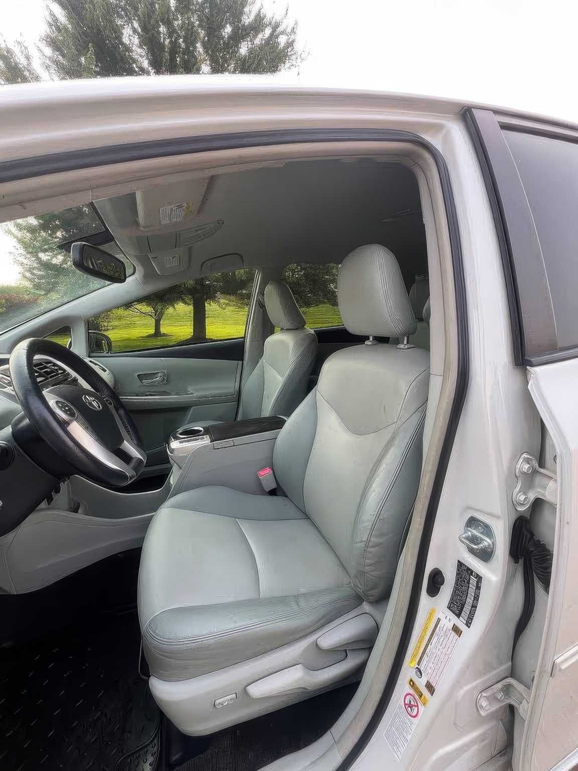 2013 Toyota Prius v Five