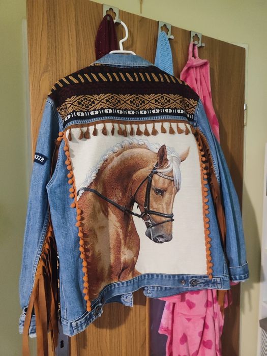 Kurtka Jeansowa Mckenzie z aplikacją gobelinową konia na plecach Boho