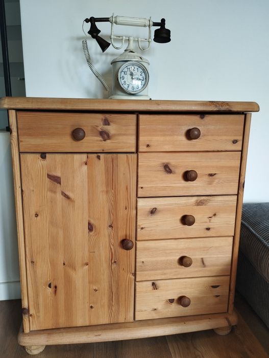 Zegar w formie starego telefonu