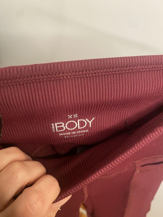 Bordowe legginsy sportowe Cotton On Body XS – jak nowe, z kieszeniami