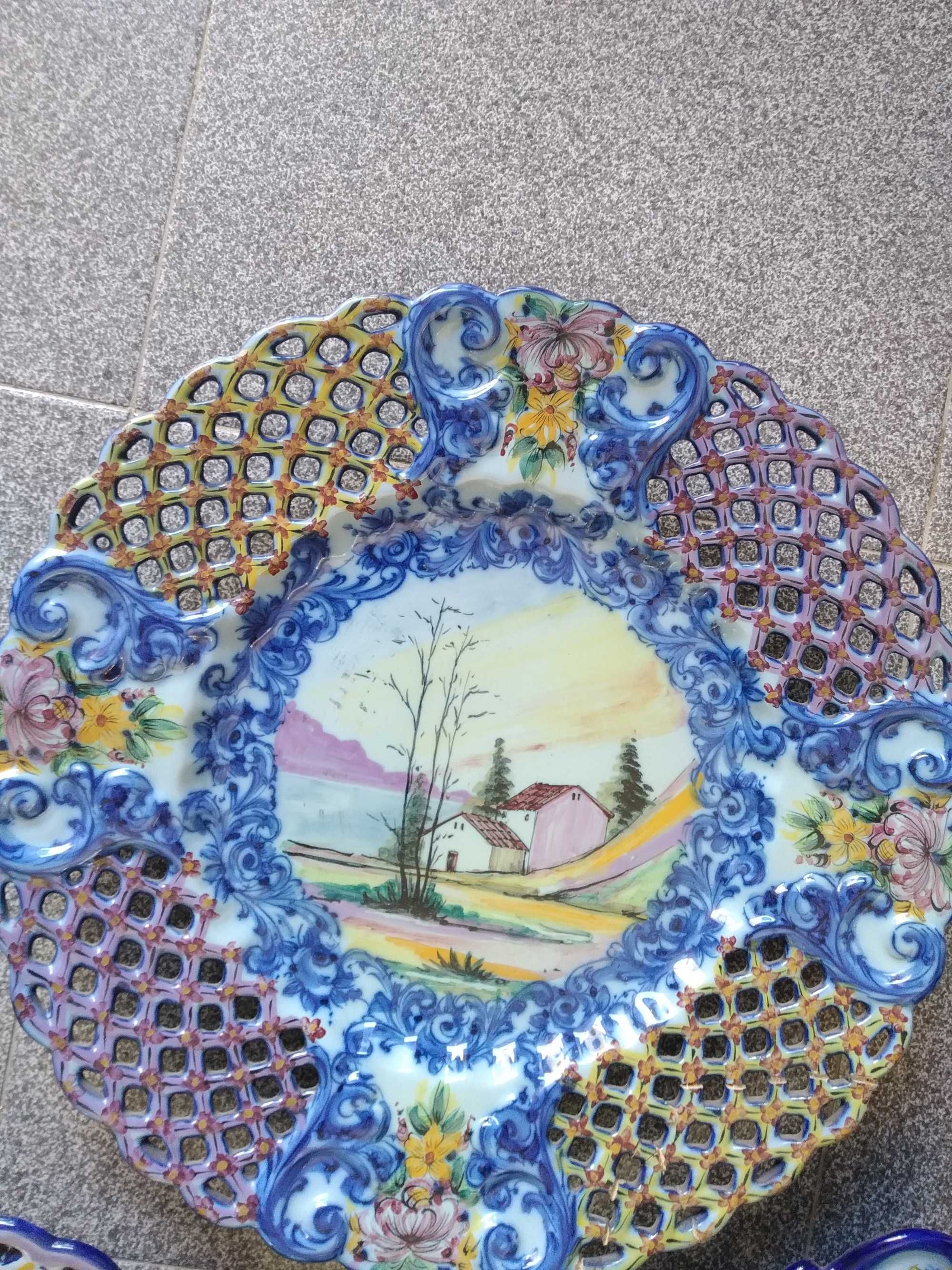 Pratos de decoração loiça de Alcobaça vende-se em separado