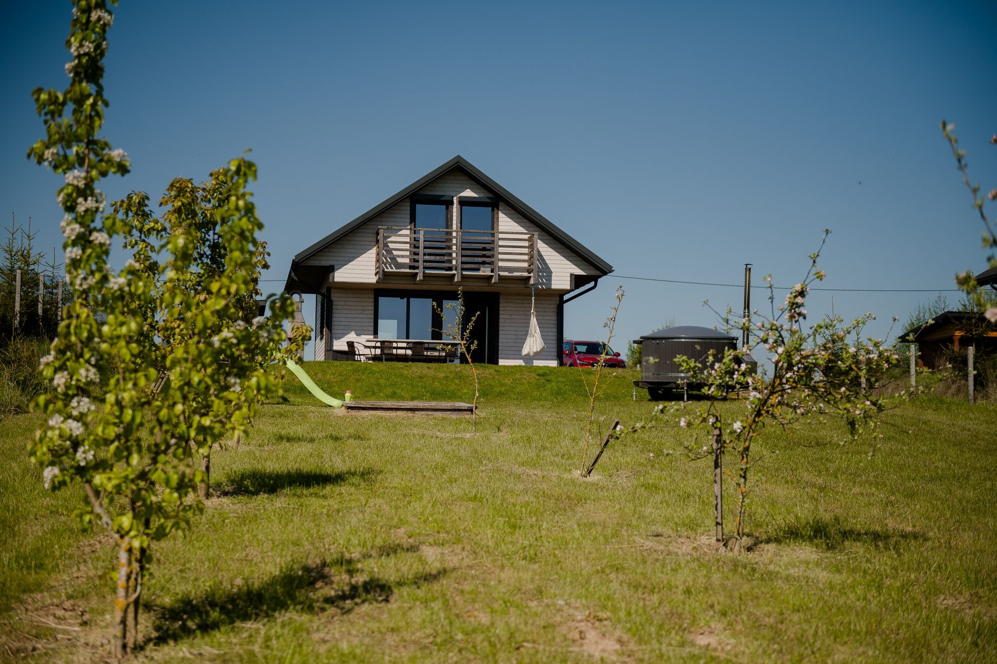 Domek nad jeziorem, bania VIP jacuzzi, prywatna plaża i pomost.