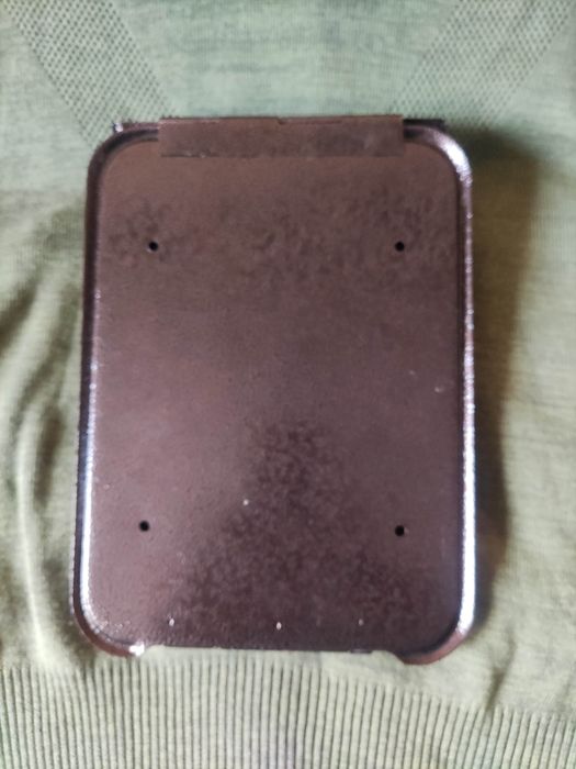 Skrzynka na listy z czasów PRL-u

Wysokość 27 cm
Długość 19 cm
Grubość