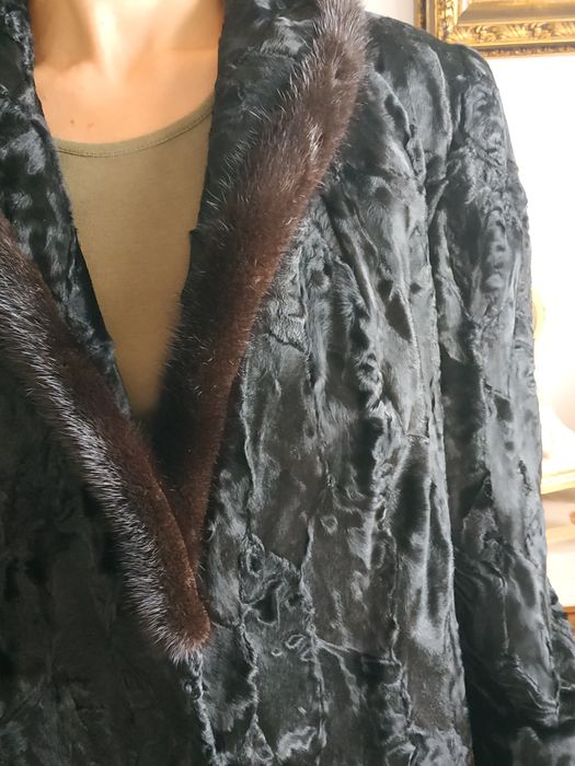 Casaco de pele genuíno Astrakan com gola em vison