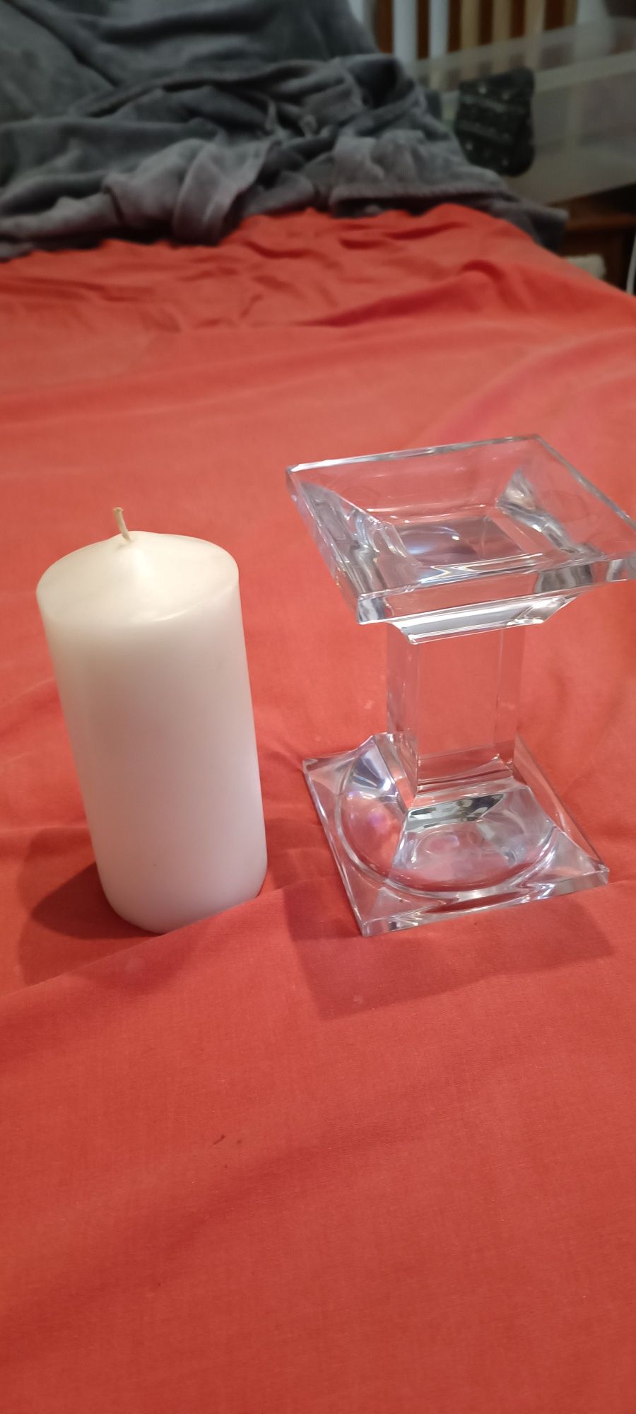 Porta velas de vidro com vela.