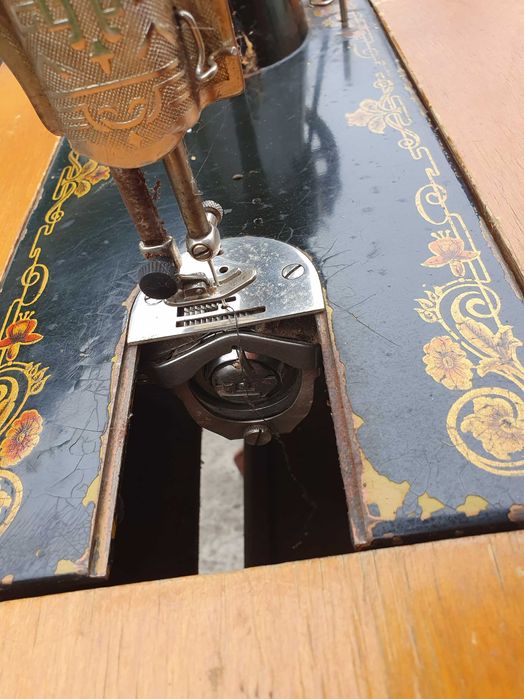 Швейна машинка зі столом