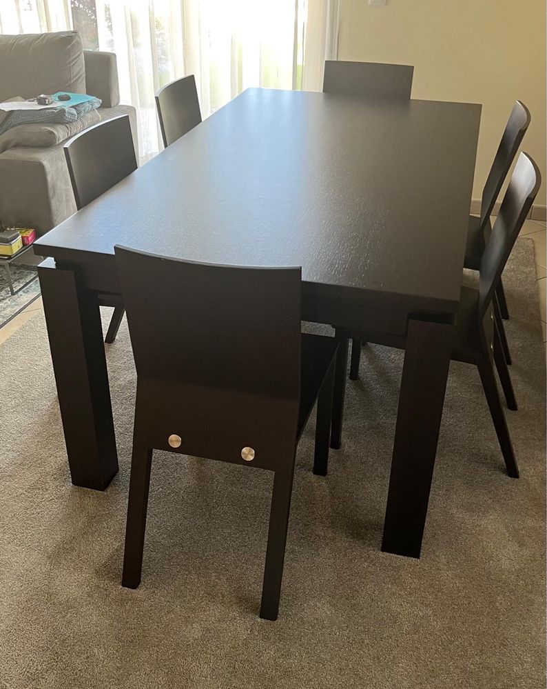Mesa de sala de jantar com cadeiras
