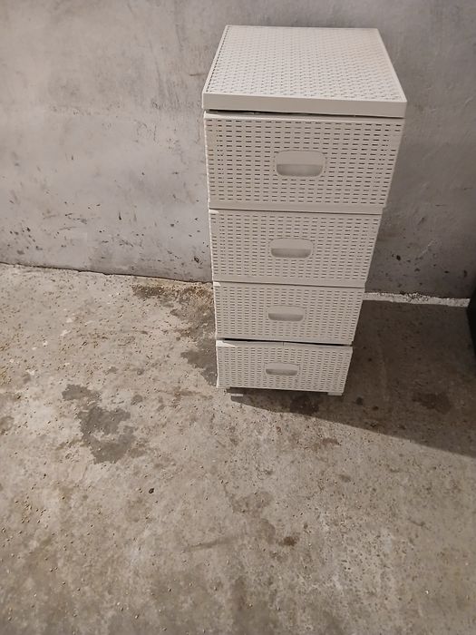 Witam sprzedam biała szafka rattanowa