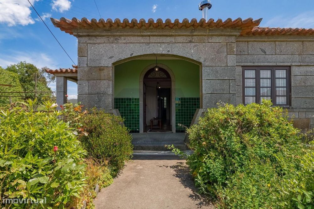 Moradia T4+ em Pedra com Jardim, Terreno Amplo – Macieira da Lixa