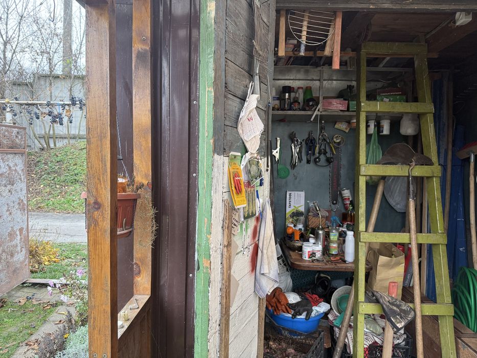 Дача з будинком в тихому місці