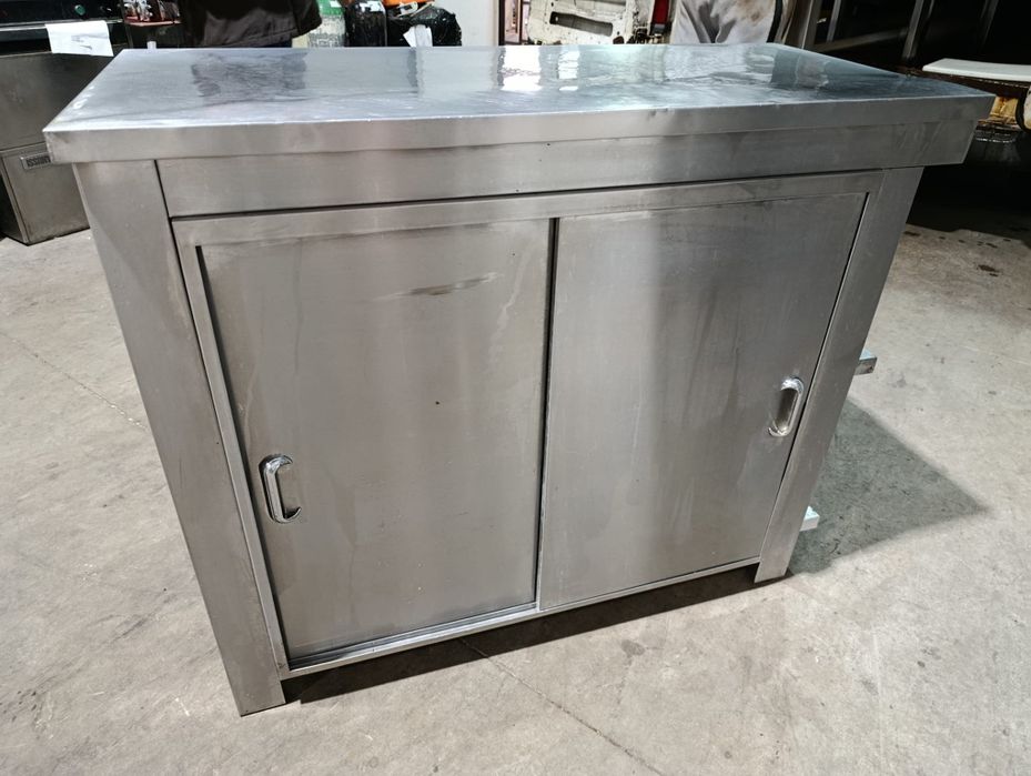 Mesa em inox com portas