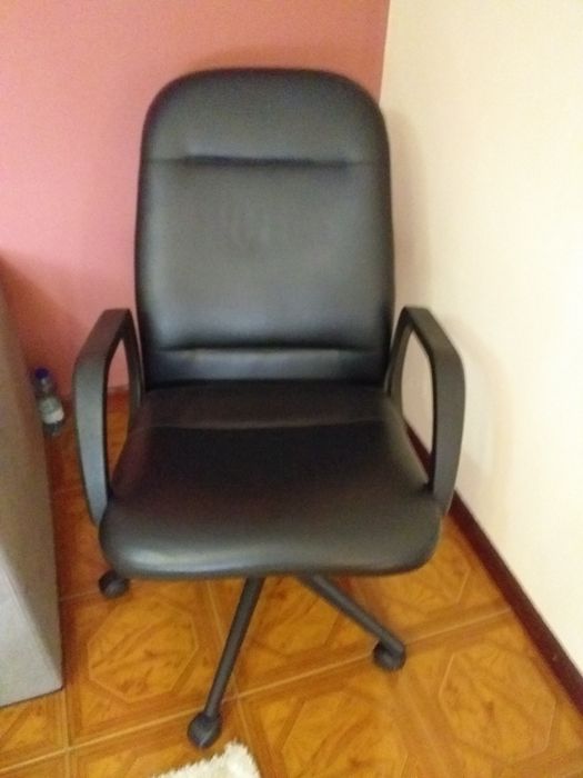 Cadeirão  em pele usada