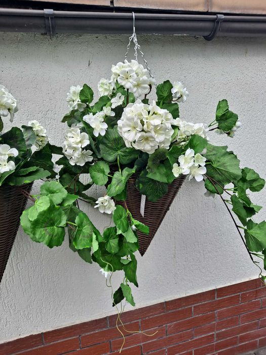 Pelargonie wiszące sztuczne w koszu.