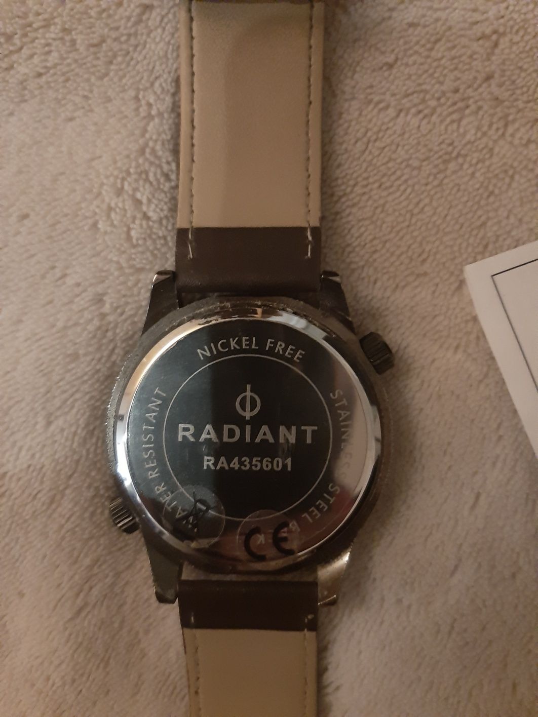 Relógio radiant quartz dual time duas horas de países diferentes pele