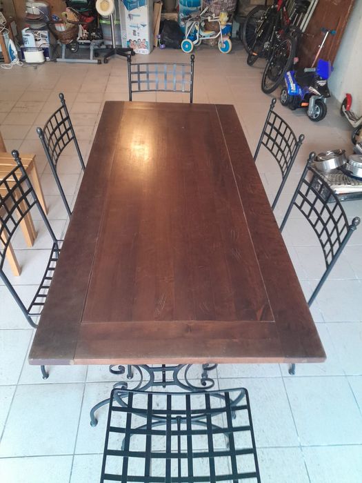 Mesa de madeira com cadeiras em ferro