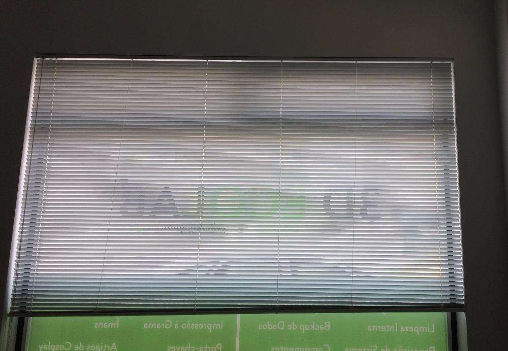 Vendo 3 estores de lâminas horizontais, cor branca.