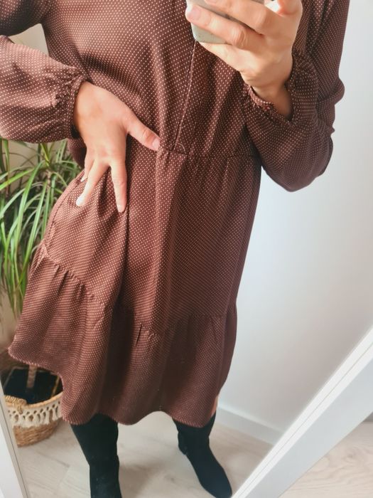 Brązowa satynowa sukienka w kropki