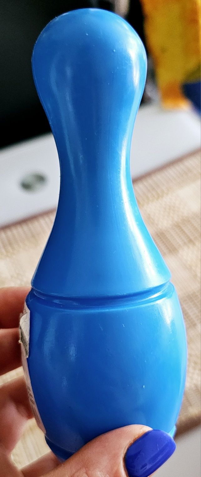 Plastikowa, niebieska zabawka w kształcie kręgla