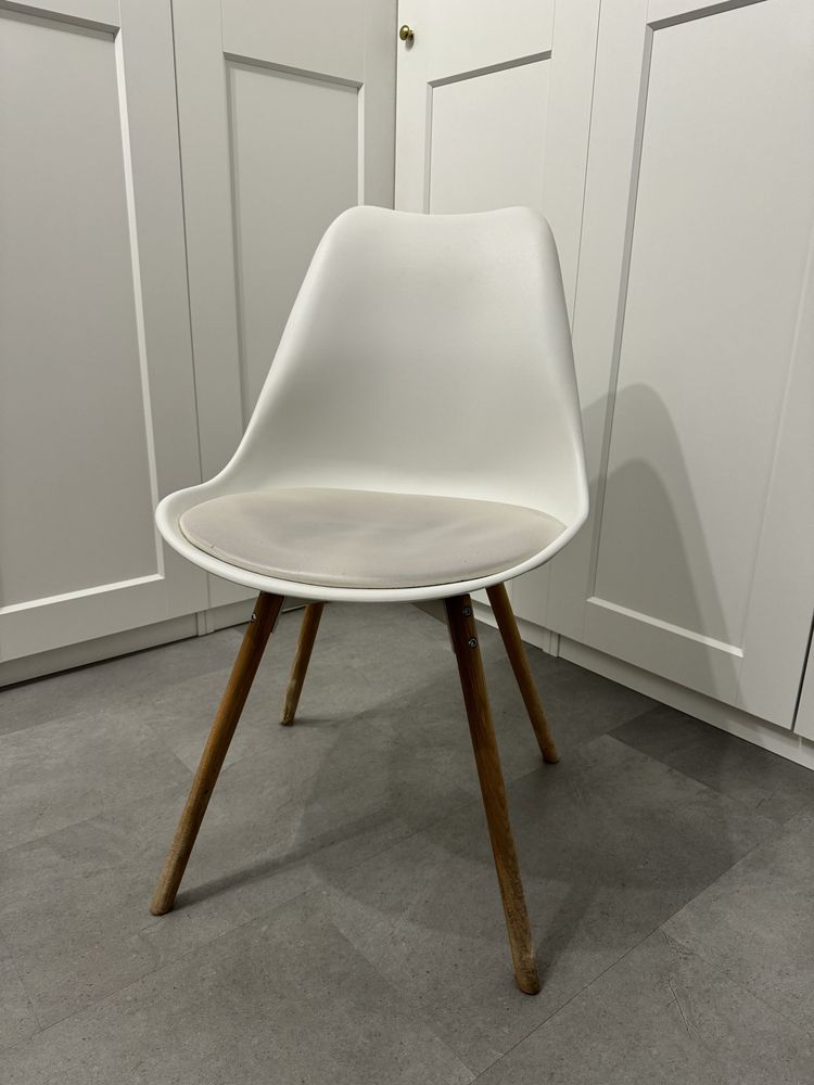 Krzesło, biale, z drewnianymi nogami