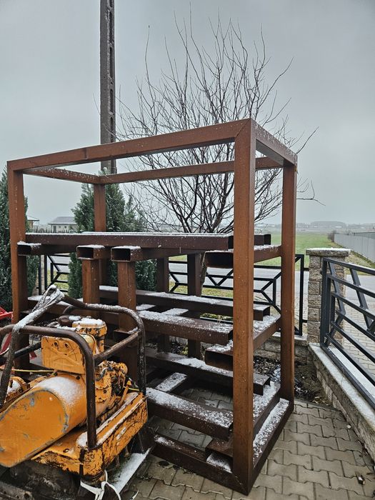 Regał metalowy na ciężkie przedmioty