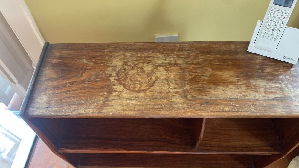 Consola pequena modernista