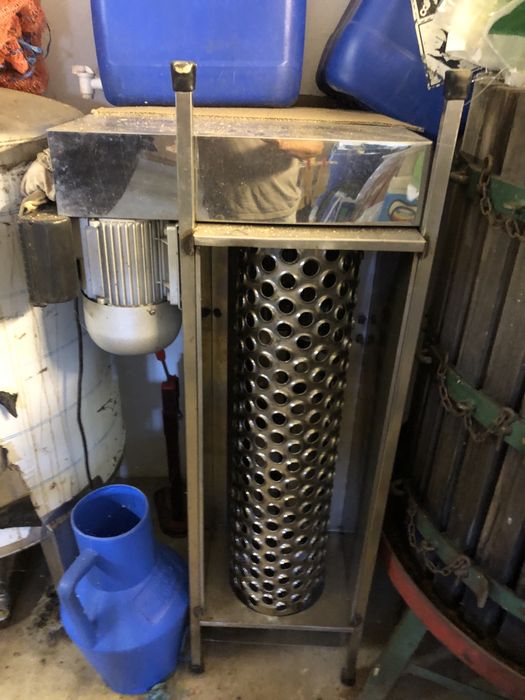 Vendo conjunto de material para producao de vinho .
