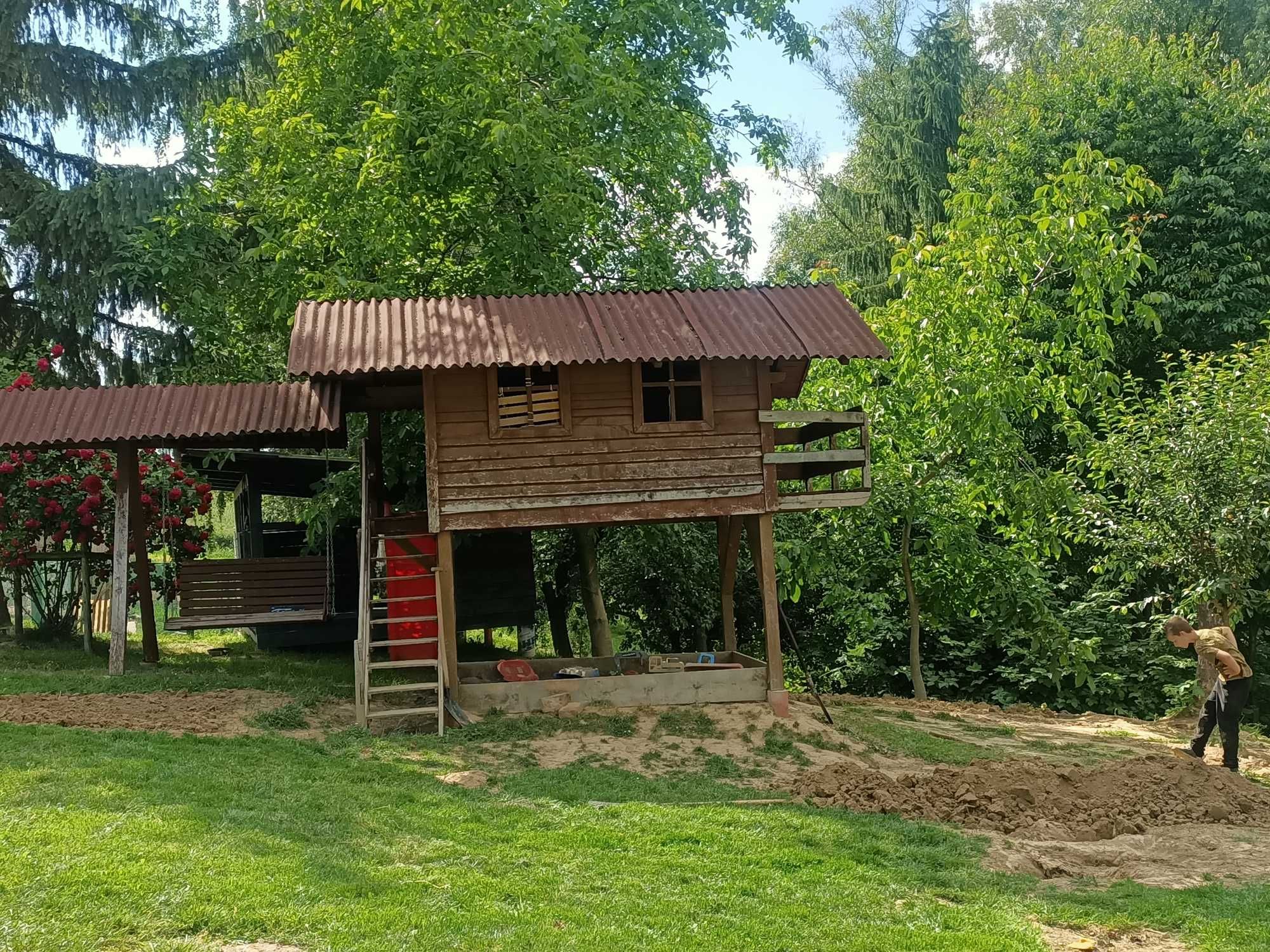 Drewniany domek dla dzieci